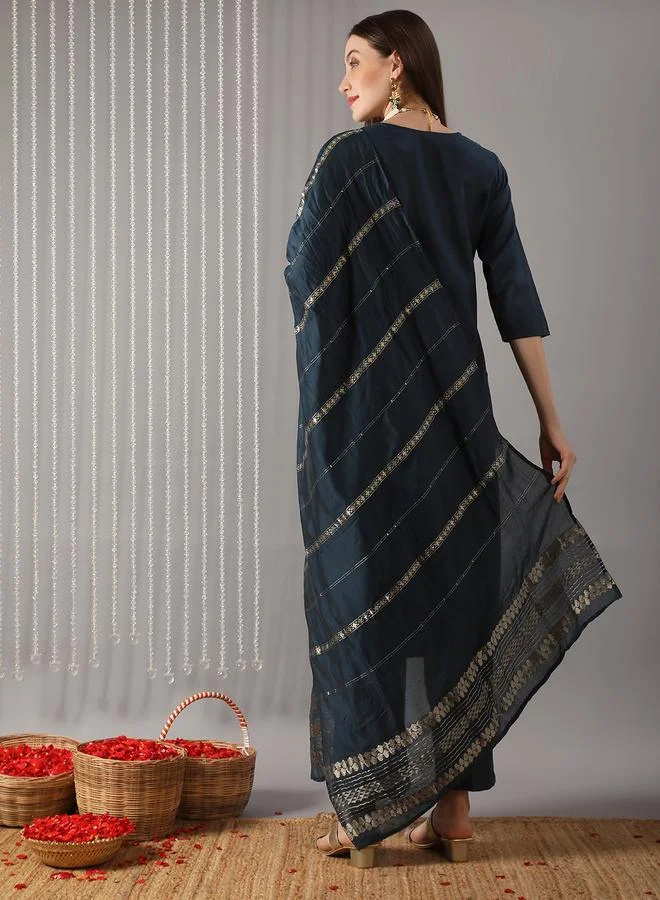 جلو باص مجموعة من كورتا مطرزة بحافة واسعة مع بنطال ووشاح